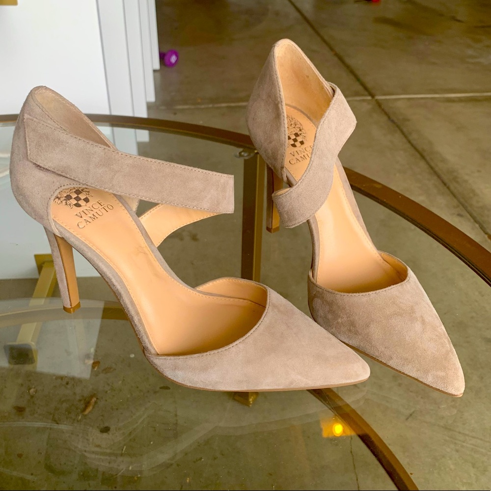 Vince Camuto Suede Carlotte in putty